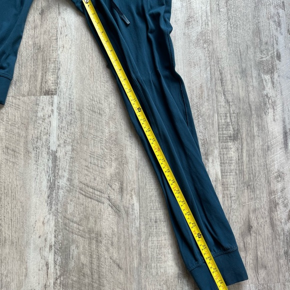 Lululemon ❤️🎄 jogger in Night Diver - Picture 7 of 7